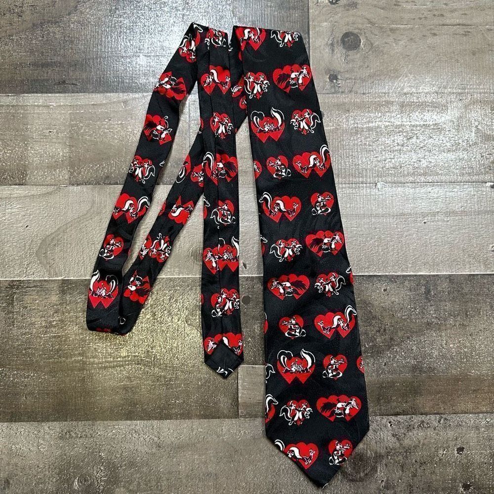 Looney Tunes Men’s Vintage Tie Black Red Pepe Le Pew Penelope Skunk Valentine’s